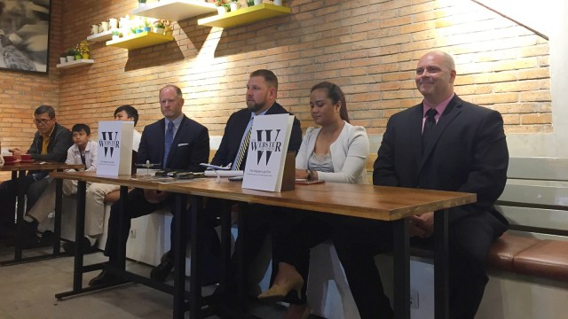 Jason Webster (tiga dari kanan) dari Webster Law Firm dalam Konferensi Pers Terkait Jatuhnya Pesawat Lion Air di Kopi Lugu, Jakarta, Senin (3/12). (Foto: Darin Atiandina/kumparan)