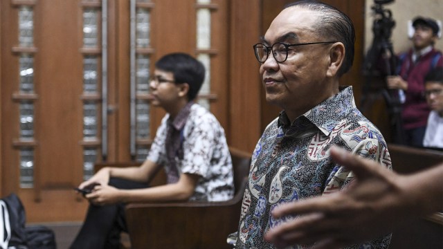 Terdakwa kasus dugaan suap proyek PLTU Riau-1 Johannes Budisutrisno Kotjo menjalani sidang di Pengadilan Tipikor, Jakarta, Senin (3/12/2018). (Foto: ANTARA/Hafidz Mubarak A)