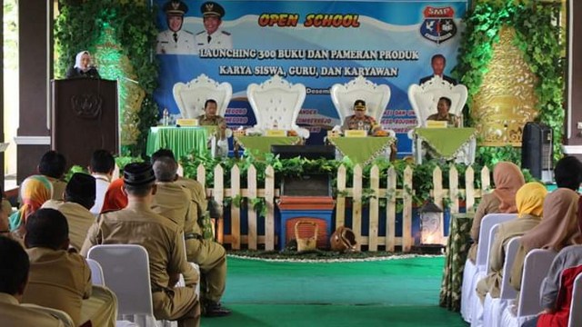 Bupati Hadiri Launching 300 Buku dan Pameran Produk di SMPN 1 Bojonegoro