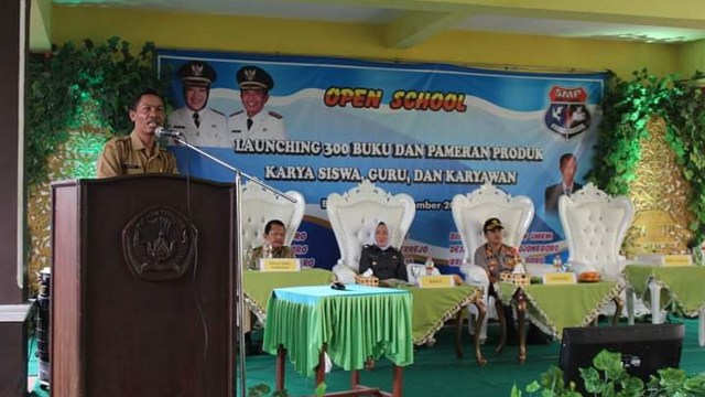 Bupati Hadiri Launching 300 Buku dan Pameran Produk di SMPN 1 Bojonegoro (1)