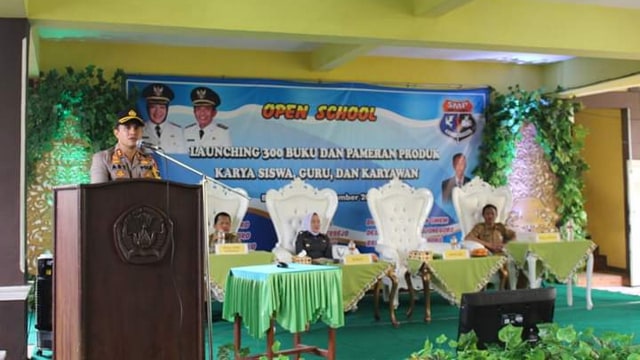 Bupati Hadiri Launching 300 Buku dan Pameran Produk di SMPN 1 Bojonegoro (2)