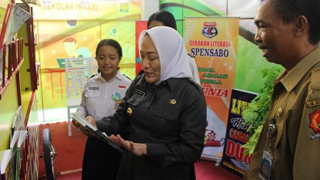 Bupati Hadiri Launching 300 Buku dan Pameran Produk di SMPN 1 Bojonegoro (3)