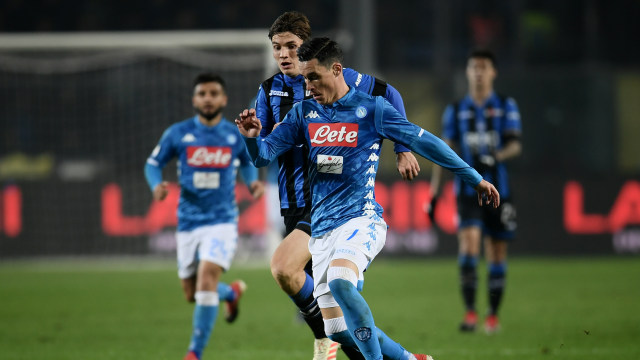Callejon berusaha lolos dari kawalan Marten de Roon. (Foto: MARCO BERTORELLO / AFP)