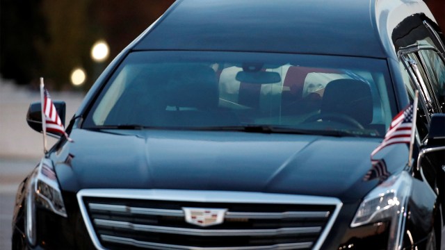 Peti jenazah George HW Bush tiba di Washington. (Foto: Pool via Reuters)