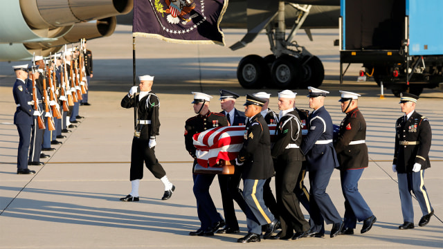 Peti mantan Presiden AS George H.W. Bush tiba di Pangkalan Gabungan Andrews di Maryland (Foto: Pool via Reuters)