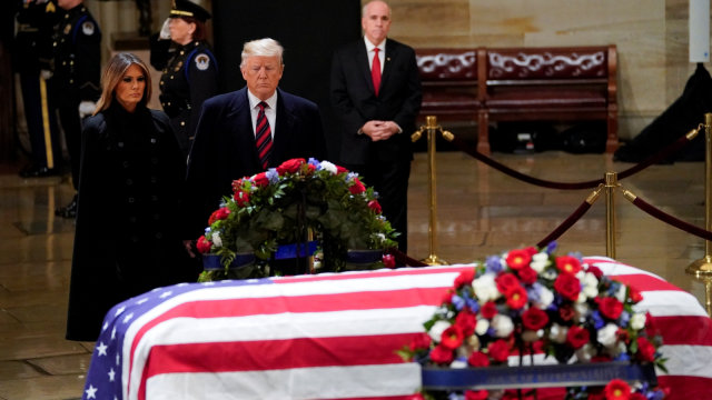 Presiden AS Donald Trump memberi penghormatan kepada mantan Presiden AS George H. W. Bush di Capitol AS,Washington, DC. (Foto: AFP/MANDEL NGAN)