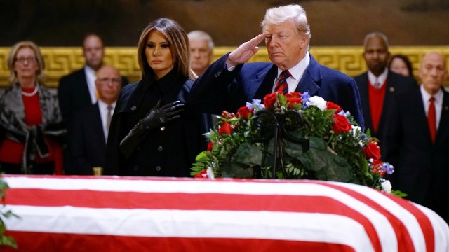 Presiden AS Donald Trump memberi penghormatan kepada mantan Presiden AS George H. W. Bush di Capitol AS,Washington, DC. (Foto: AFP/MANDEL NGAN)