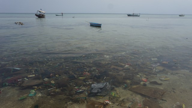 Tumpukan sampah di pinggir pantai Pulau Pari. (Foto: Iqbal Firdaus/kumparan)