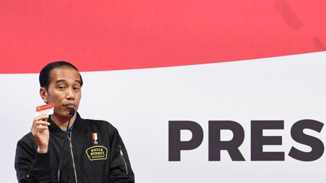 Presiden Joko Widodo menunjukkan kartu Program Keluarga Harapan (PKH) (Foto: ANTARA FOTO/Puspa Perwitasari)