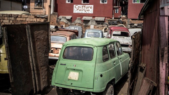 Mobil Renault 4L, dengan pelat nomor Prancis terparkir di luar bengkel Elyse Rakotondrakonona di Antananarivo, Madagaskar. (Foto: AFP/MARCO LONGARI)