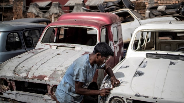 Seorang pekerja merestorasi mobil Renault 4L di bengkel Elyse Rakotondrakonona di Antananarivo, Madagaskar. (Foto: AFP/MARCO LONGARI)