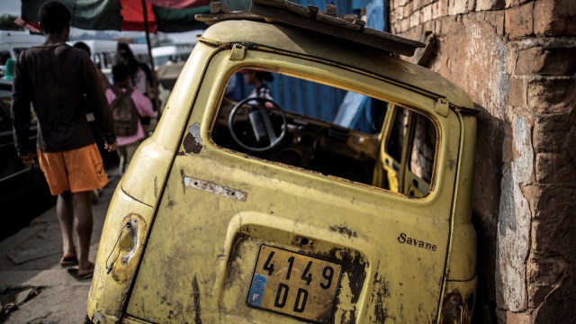 Mobil Renault 4L, dengan pelat nomor Prancis terparkir di luar bengkel Elyse Rakotondrakonona di Antananarivo, Madagaskar. (Foto: AFP/MARCO LONGARI)