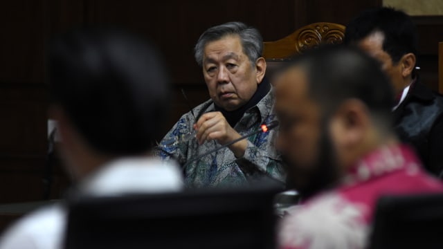 Terdakwa kasus dugaan korupsi pengelolaan dana pensiun PT Pertamina (Persero) yang juga Direktur PT Ortus Holding Ltd, Edward Soeryadjaya, di Pengadilan Tipikor, Jakarta, Senin (5/11/2018).  Foto: ANTARA FOTO/Indrianto Eko Suwarso