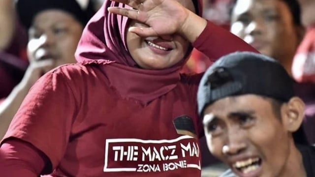 Suporter PSM Makassar menangis setelah tim kesayangannya gagal menang atas Bhayangkara FC. (Foto: Instagram/@gallery.supporter.indonesia)