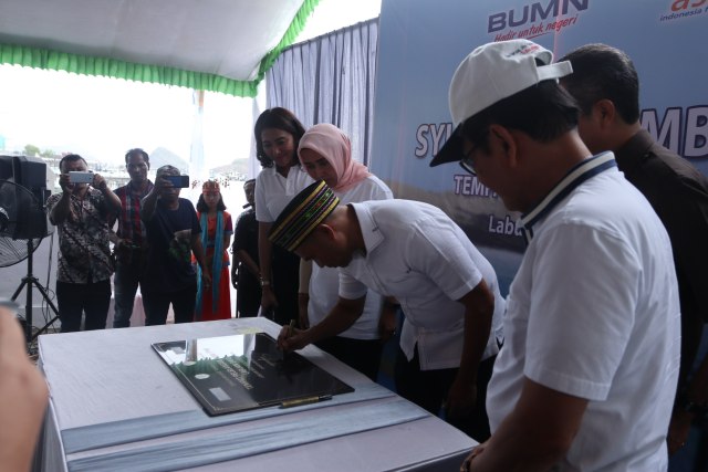 Penandatanganan prasasti TPI Labuan Bajo oleh Viktor Laiskodat (Foto: Helinsa Rasputri/kumparan)