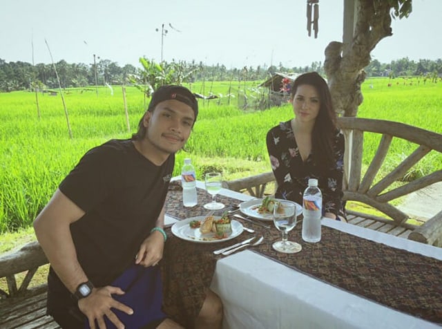 Akan Segera Menikah, Intip 7 Potret Randy Pangalila dan Pacar Bulenya (4)