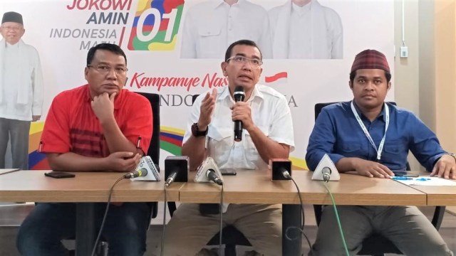 Konferensi pers jubir Tim Kampanye Nasional Jokowi-Ma'ruf Amin, Arya Sinulingga di Posko Cemara, Selasa (4/12). (Foto: Rafyq Alkandy Ahmad Panjaitan/kumparan)