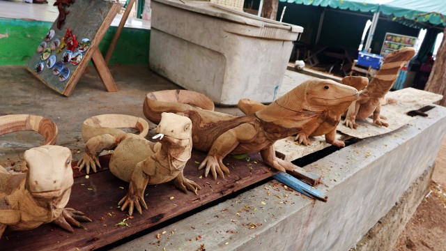 Patung Komodo yang terbuat dari kayu waru dan jati di Pulau Komodo (Foto: Helinsa Rasputri/kumparan)