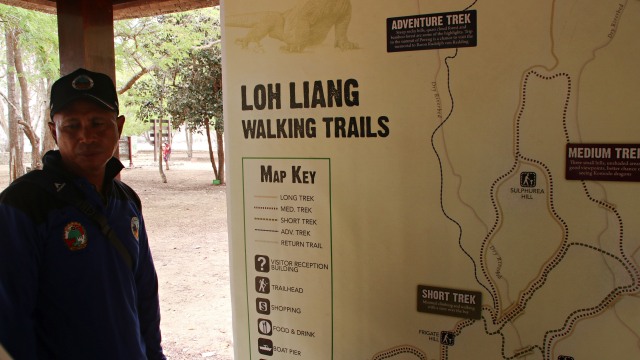 Ranger (Pemandu Wisata) sedang memberikan arahan pada peserta trekking (Foto: Helinsa Rasputri/kumparan)