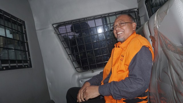 Bupati Malang nonaktif Rendra Kresna usai menjalani pemeriksaan di Gedung KPK, Jakarta, Selasa (4/12). Foto:  Fanny Kusumawardhani/kumparan