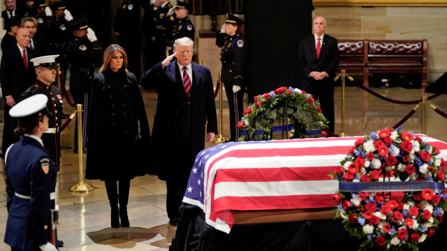 Presiden Amerika Serikat Donald Trump dan Melania Trump, saat memberikan penghormatan terakhir kepada Mantan Presiden George H.W. Bush di Rotunda Capitol Rotunda, Washington. (Foto: Pool via REUTERS/Pablo Martinez Monsivais)
