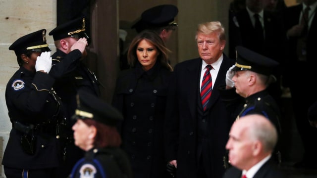 Presiden Amerika Serikat Donald Trump dan Melania Trump pergi keluar Rotunda Capitol Rotunda,setelah memberikan penghormatan terakhir kepada mendiang George H.W. Bush. (Foto: REUTERS/Jonathan Ernst)