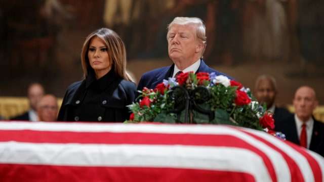 Presiden Amerika Serikat Donald Trump dan Melania Trump, saat memberikan penghormatan terakhir kepada Mantan Presiden George H.W. Bush di Rotunda Capitol Rotunda, Washington. (Foto: Pool via REUTERS/Shawn Thew)