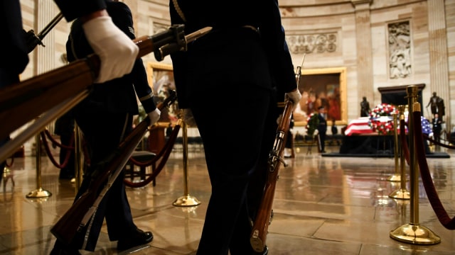 Saat peti jenazah Mantan Amerika Serikat Presiden George H.W. Bush berada di Rotunda Capitol Rotunda, Washington, untuk diberikan penghormatan terakhir. (Foto: Pool via REUTERS/Brendan Smialowski)