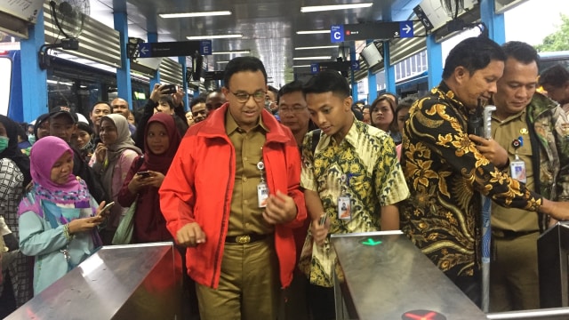 Anies saat akan meninjau JPO Bundaran Senayan (Foto: Moh Fajri/kumparan)