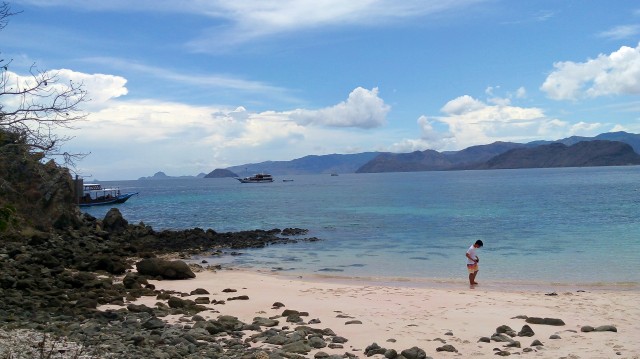 Pink Beach dengan laut birunya yang menawan (Foto: Helinsa Rasputri/kumparan)