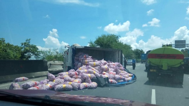 kecelakaan yang melibatkan Novelis N. H Dini di Semarang (Foto: Dok, Polrestabes Semarang)