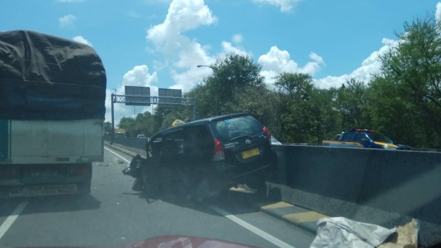 kecelakaan yang melibatkan Novelis N. H Dini di Semarang (Foto: Dok, Polrestabes Semarang)