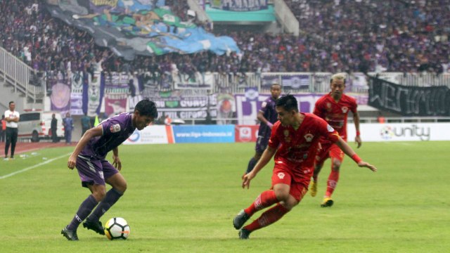 Pesepak bola Persita Aldi Al Cahya (kiri) menguasai bola dibayangi pesepak bola Kalteng Putra Yericho Christiantoko (kanan). (Foto: ANTARA FOTO/Yulius Satria Wijaya)
