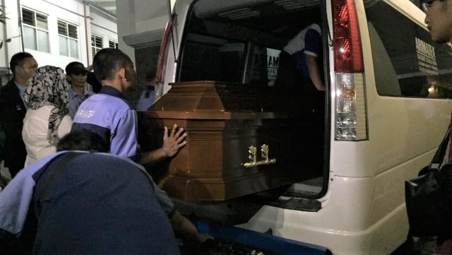 Jenazah NH Dini dibawa ke rumah duka dari RS Elisabeth. (Foto: Afiati Tsalitsati/kumparan)