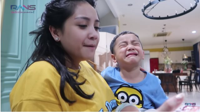 Rafathar merengek minta adik dari Nagita Slavina. (Foto: youtube/rans entertainment)