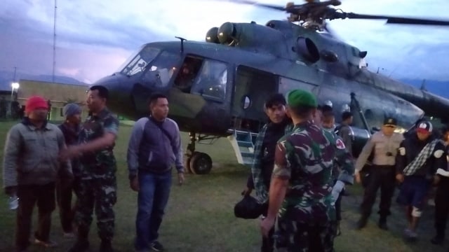 Proses evakuasi pekerja Istaka Karya dari KKB Papua. (Foto: Dok. Pendam Cenderawasih)