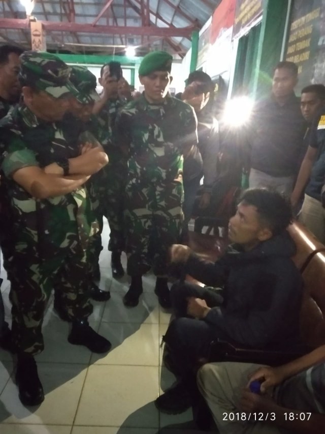 Pangdam Cenderawasih Mayjen TNI Yosua Pandit Sembiring mengecek keadaan korban dari KKB Papua. (Foto: Dok. Pendam Cenderawasih)