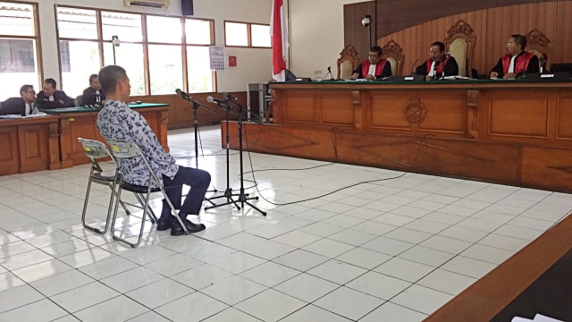Mantan Kalapas Wahid Husen jalani sidang perdana, tersangka didakwa menerima uang dan mobil dari napi. (Foto: Iqbal Tawakal Lazuardi Siregar/kumparan)