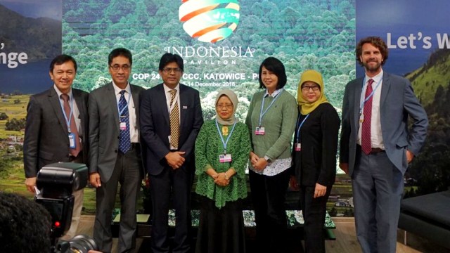 Ketua Negosiator Indonesia untuk United Nations Framework Convention on Climate Change (UNFCCC), Nur Masripatin (tengah) setelah mengisi diskusi di COP24, Katowice, Polandia. (Foto: Kelik Wahyu/kumparan)