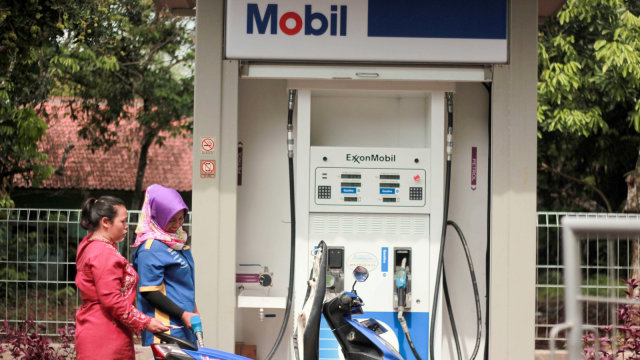 Aan Roswati (Kiri) tengah membeli BBM di SPBU mini ExxonMobil, Dangdeur, Purwakarta. (Foto: kumparan)