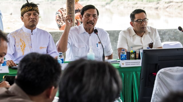 Menko Maritim Luhut Binsar Pandjaitan (tengah) didampingi Gubernur Jabar Ridwan kamil (kanan) dan Bupati Bandung Dadang Naser (kiri) melakukan rapat koordinasi Implementasi Program Citarum Harum. (Foto: ANTARA FOTO/M Agung Rajasa)