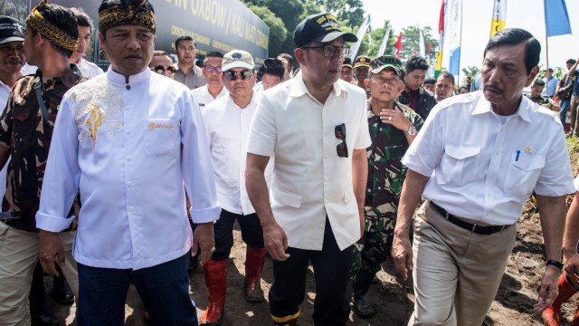 Menteri Koordinator Kemaritiman Luhut Binsar Pandjaitan (kanan) didampingi Gubernur Jabar Ridwan kamil (kedua kiri), Bupati Bandung Dadang Naser (kiri) meninjau Sungai Citarum. (Foto: ANTARA FOTO/M Agung Rajasa)