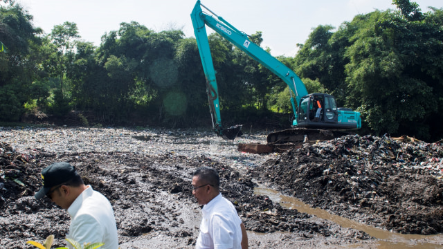 Pekerja melakukan pengerukan sampah dengan eskavator di aliran sungai Citarum lama atau oxbow Cicukang di Kecamatan Margaasih, Kabupaten Bandung, Jawa Barat, Rabu (5/12/2018). (Foto: ANTARA FOTO/M Agung Rajasa)