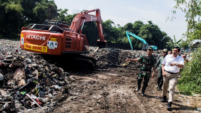 Menteri Koordinator Kemaritiman Luhut Binsar Pandjaitan meninjau pengerukan sampah di Sungai Citarum. (Foto: ANTARA FOTO/M Agung Rajasa)