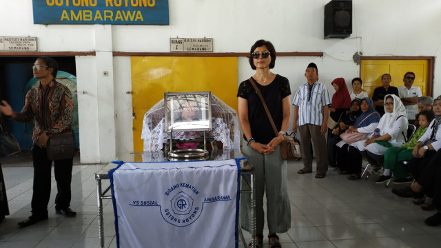 Marie-Claire Lintang (kanan), putri NH Dini setia menemani ibunya dikremasi. (Foto: Afiati Tsalitsati/kumparan)