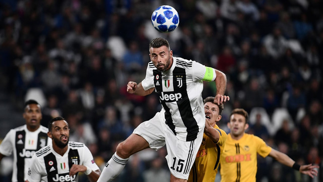 Aksi Andrea Barzagli pada pertandingan Liga Champions menghadapi Young Boys. (Foto: AFP/Marco Bertorello)