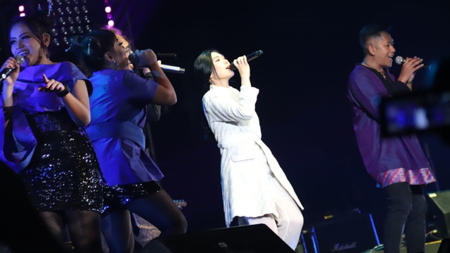 Isyana Sarasvati di konser KLa Project. (Foto: Munady)