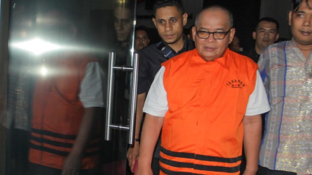 Mantan Kepala Dinas Pekerjaan Umum (PU) Bengkalis Muhammad Nasir berjalan keluar ruangan seusai menjalani pemeriksaan di gedung KPK, Jakarta, Rabu (5/12/2018).  Foto: Antara/Muhammad Adimaja
