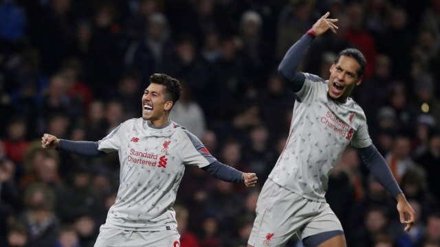 Firmino dan Van Dijk merayakan gol. Foto: REUTERS/Scott Heppell