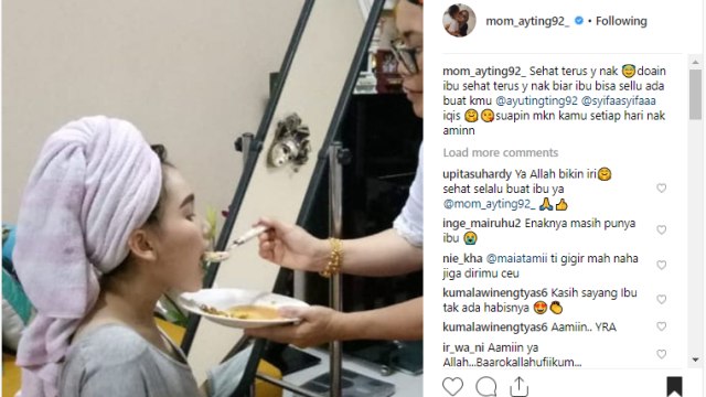 Ayu Ting Ting masih sering disuapi saat makan. (Foto: instagram/mom_ayting92_)